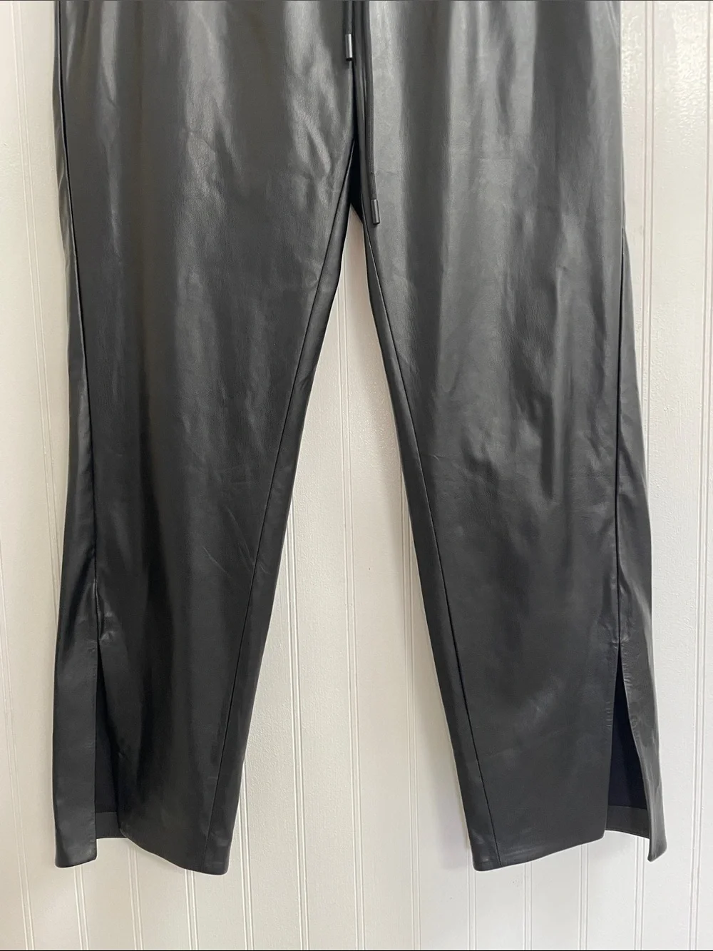 THEORY Slit Pull-On Pant in Paper Faux Vegan Leather Mobwife in Black Size 8